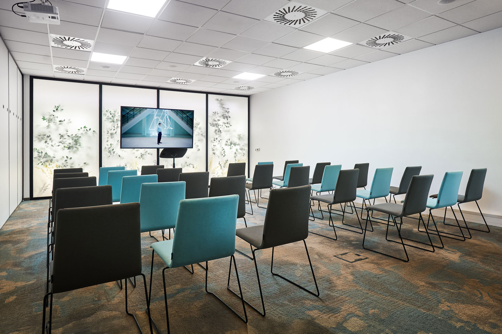 Sala konferencyjna Novotel w Pradze w układzie teatralnym