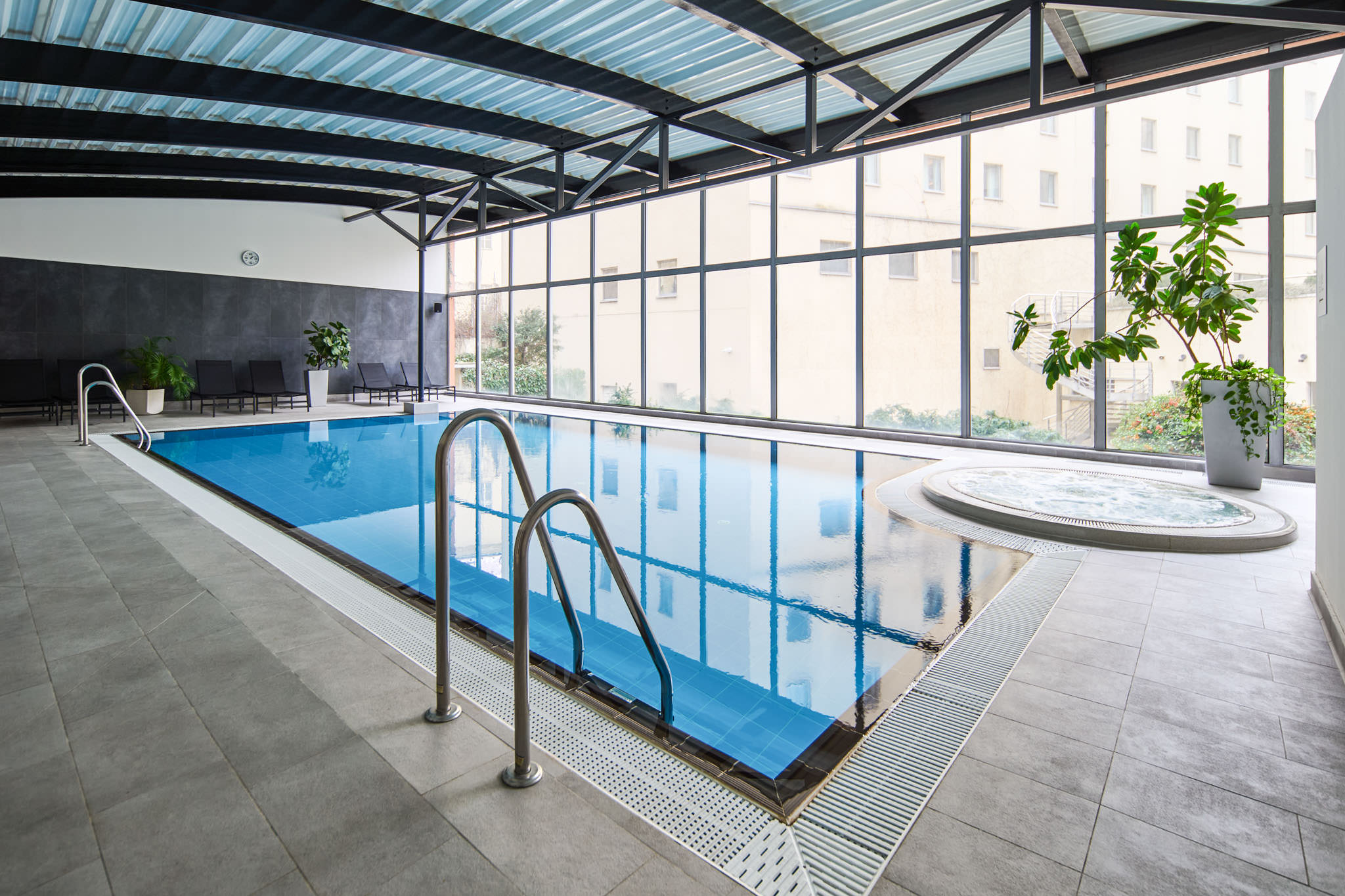 Basen w strefie wellness hotelu Novotel w Pradze