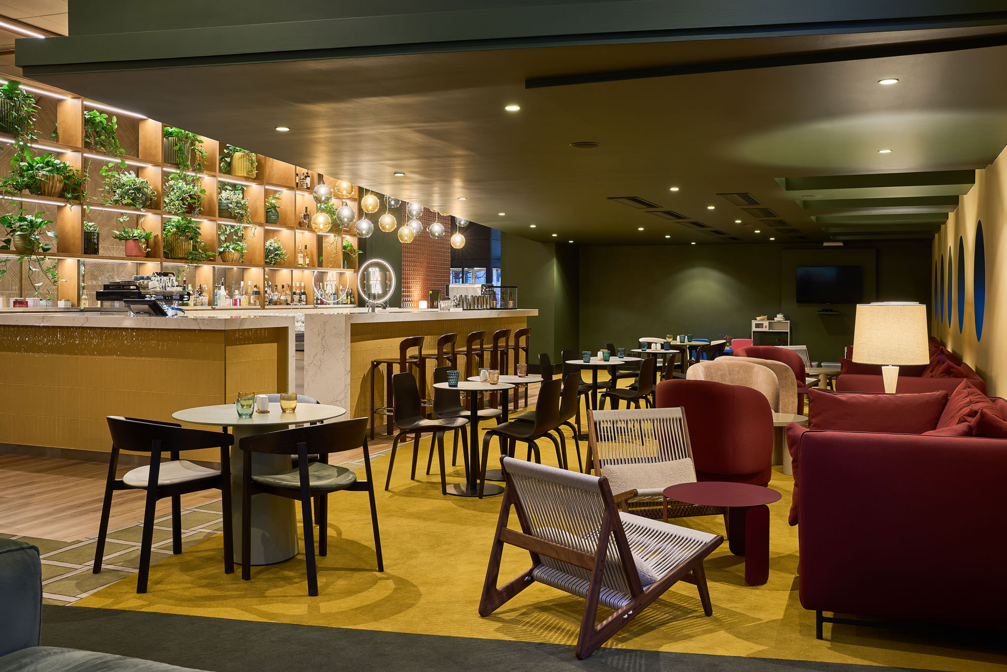 Strefa lounge w restauracji hotelu Novotel w Pradze