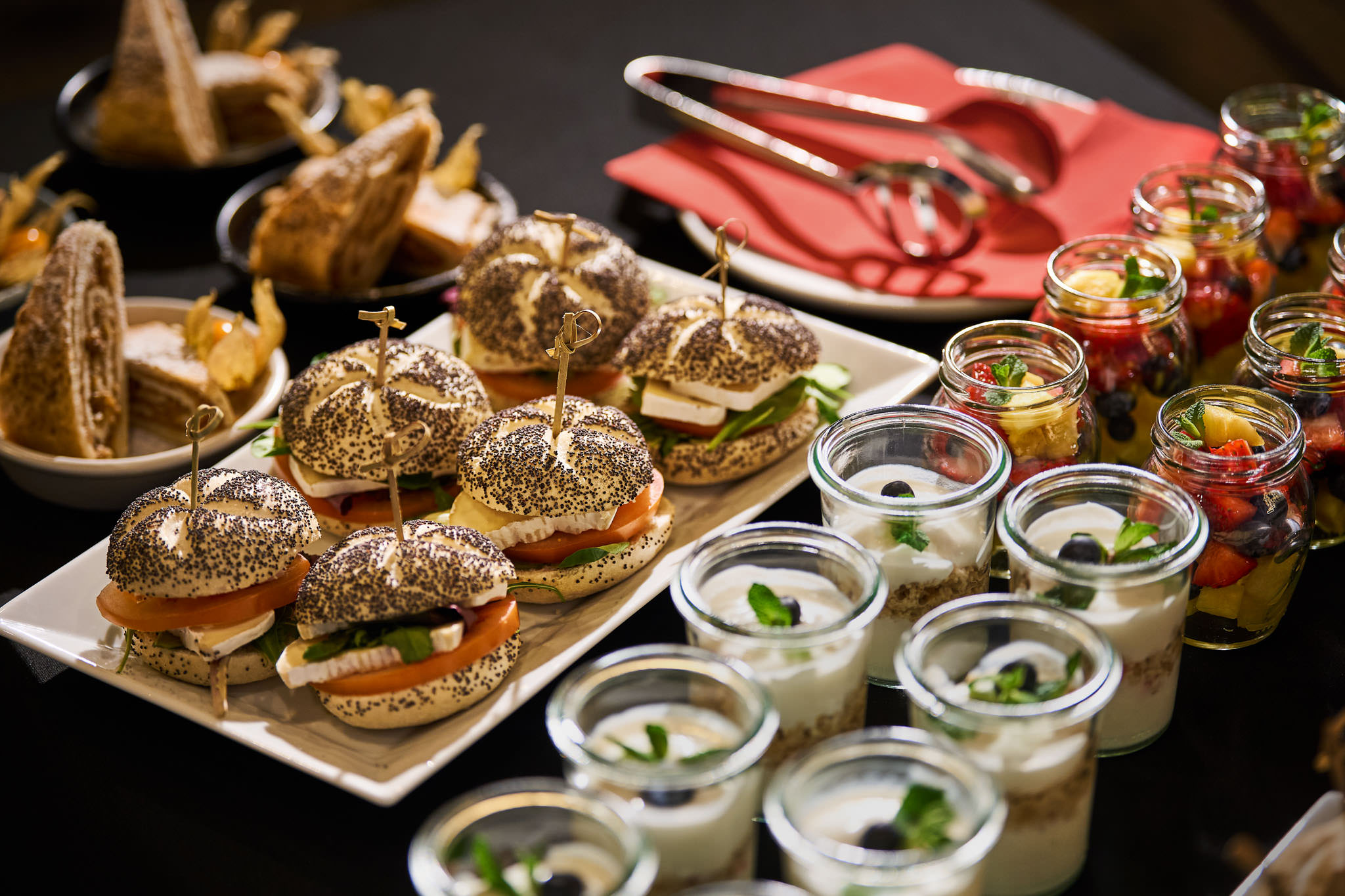 Mini burgery i desery w słoiczkach podczas przerwy kawowej w Novotel Praga
