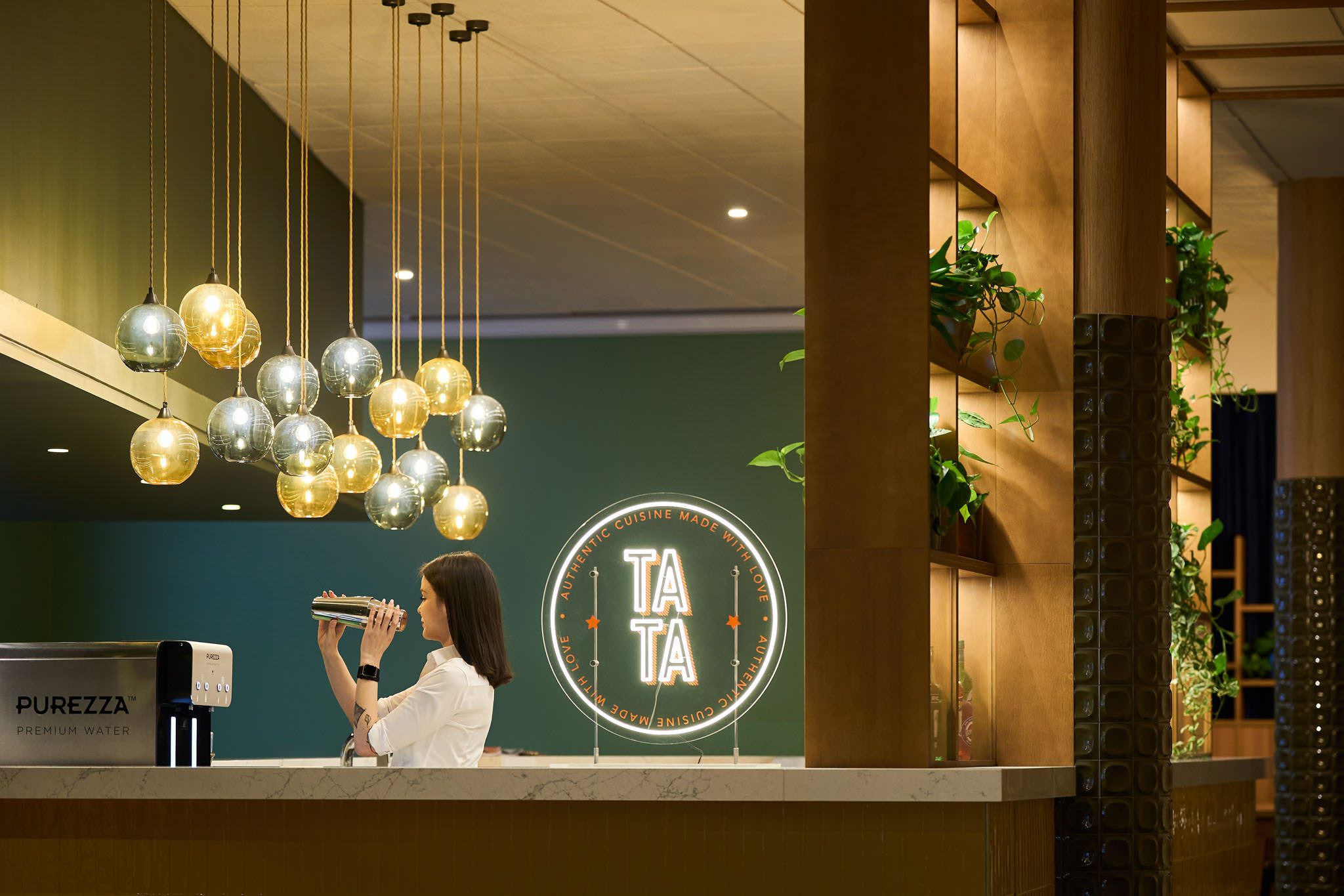 Personel przy barze w restauracji hotelu Novotel w Pradze