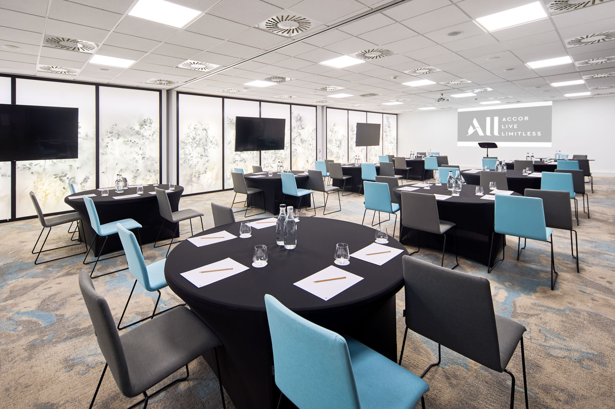 Sala konferencyjna Novotel w Pradze w układzie bankietowym