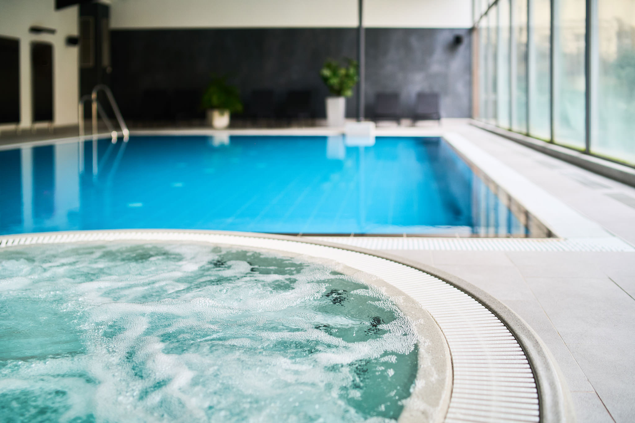 Jacuzzi w strefie wellness hotelu Novotel w Pradze