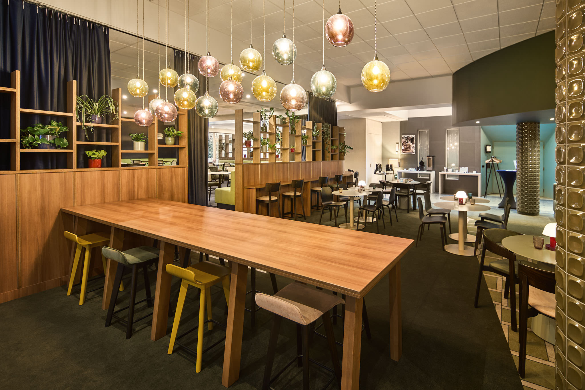 Wspólny stół w restauracji Novotel w Pradze
