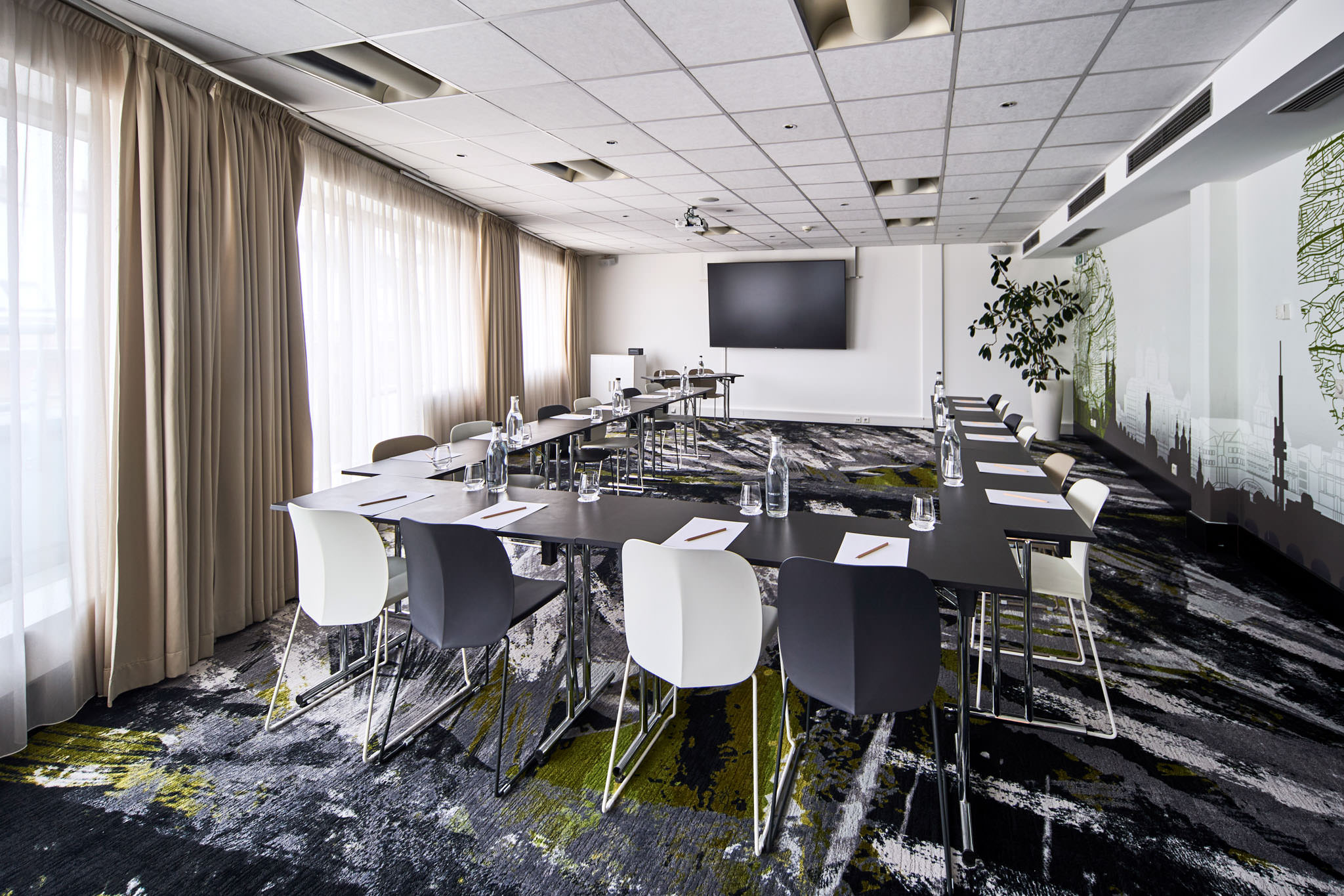 Sala szkoleniowa Novotel w Pradze w układzie szkolnym