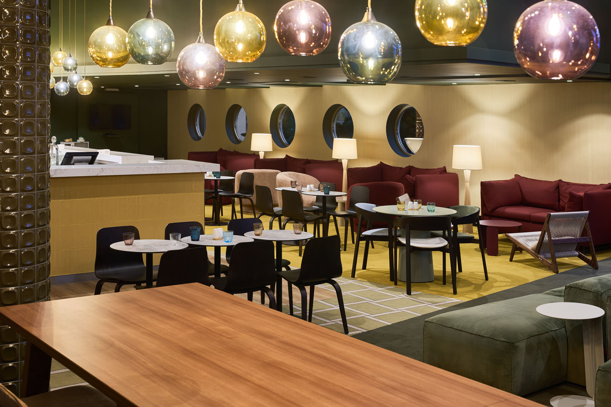 Klimatyczne wnętrze restauracji Novotel w Pradze