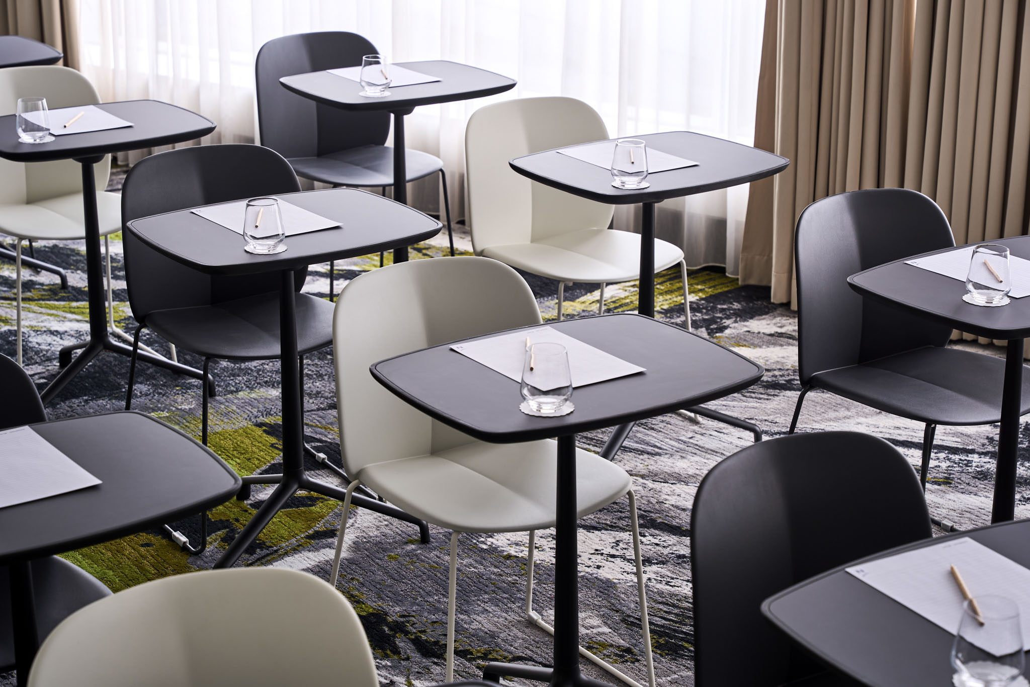 Sala konferencyjna Novotel w Pradze w ustawieniu warsztatowym
