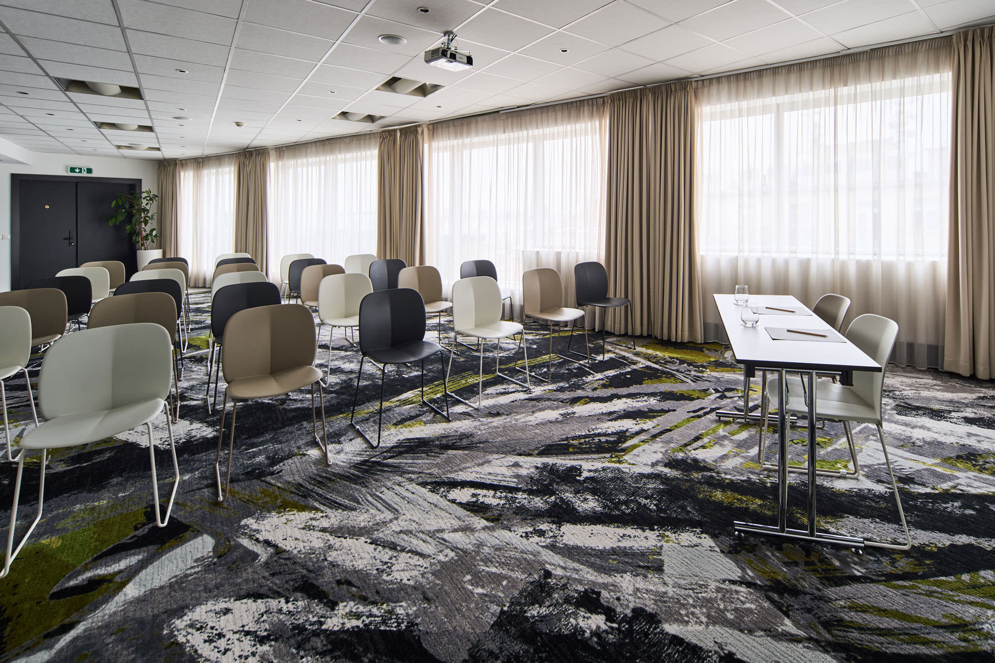 Sala konferencyjna Novotel w Pradze z naturalnym światłem dziennym
