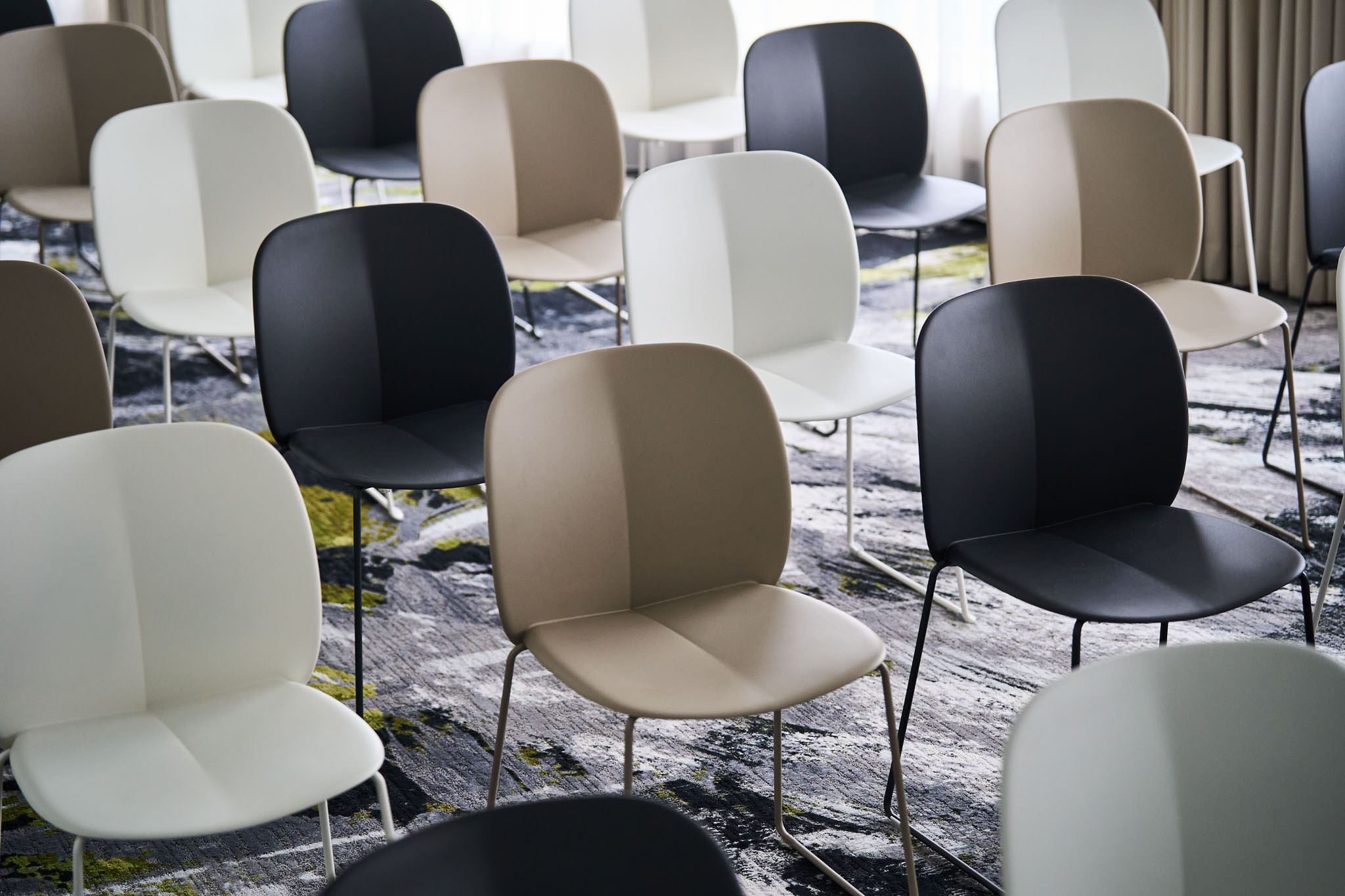 Krzesła w sali konferencyjnej Novotel w Pradze