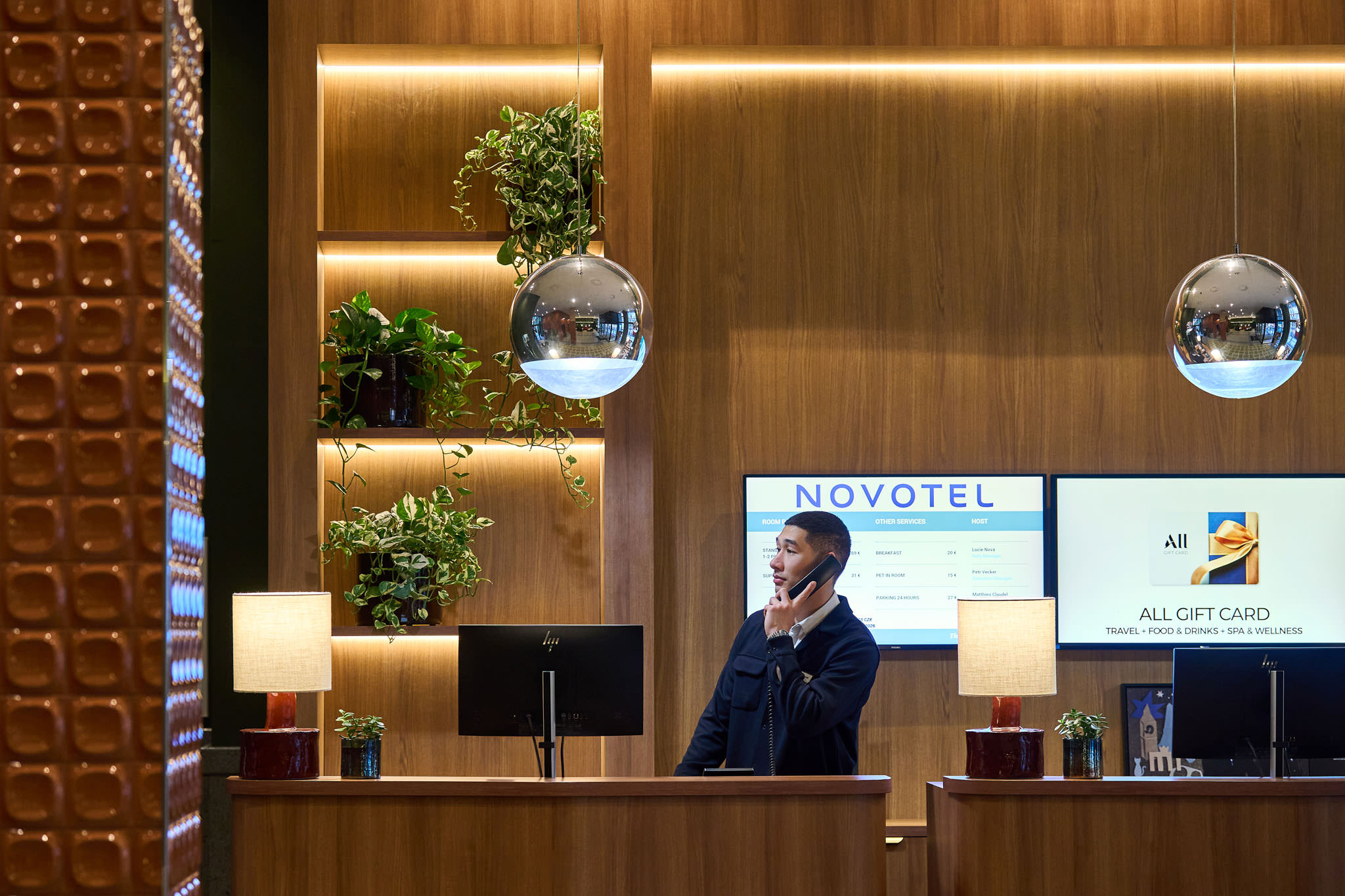 Recepcjonista w lobby hotelu Novotel Praha Wenceslas Square w Pradze