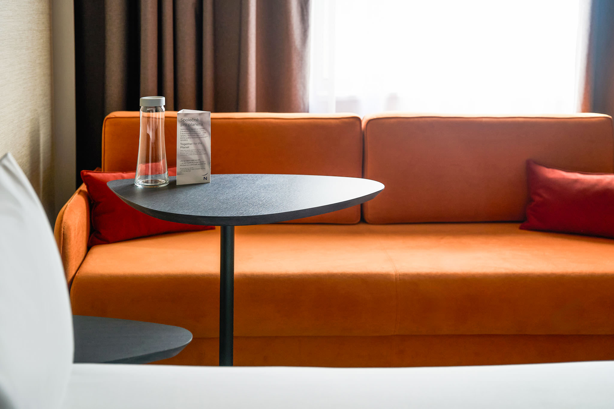 Strefa wypoczynkowa w pokoju hotelowym Novotel w Pradze