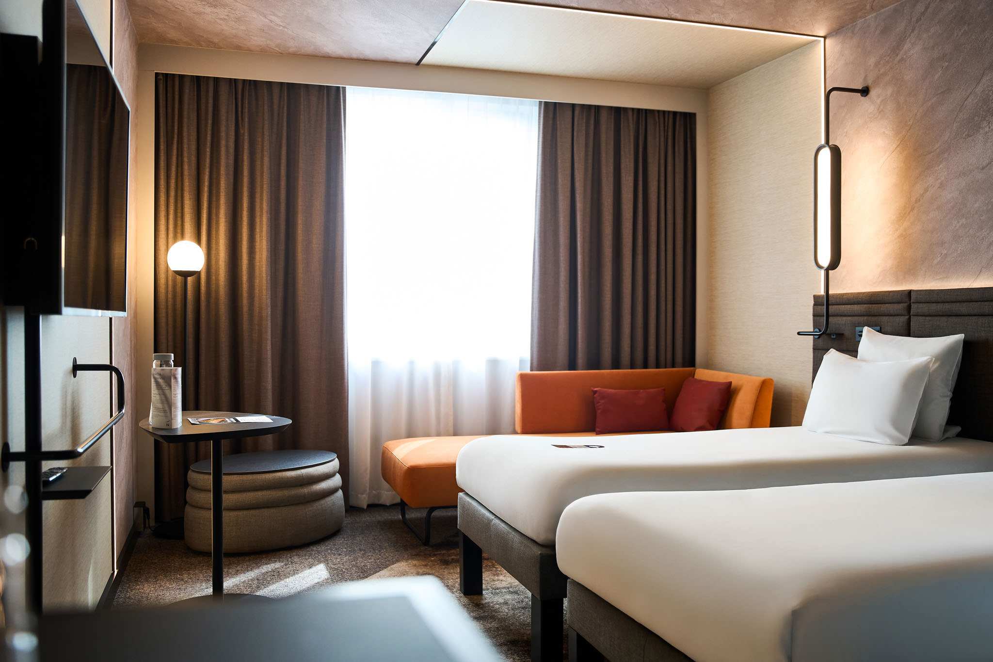 Pokój dwuosobowy Novotel w Pradze z łóżkami i strefą wypoczynku