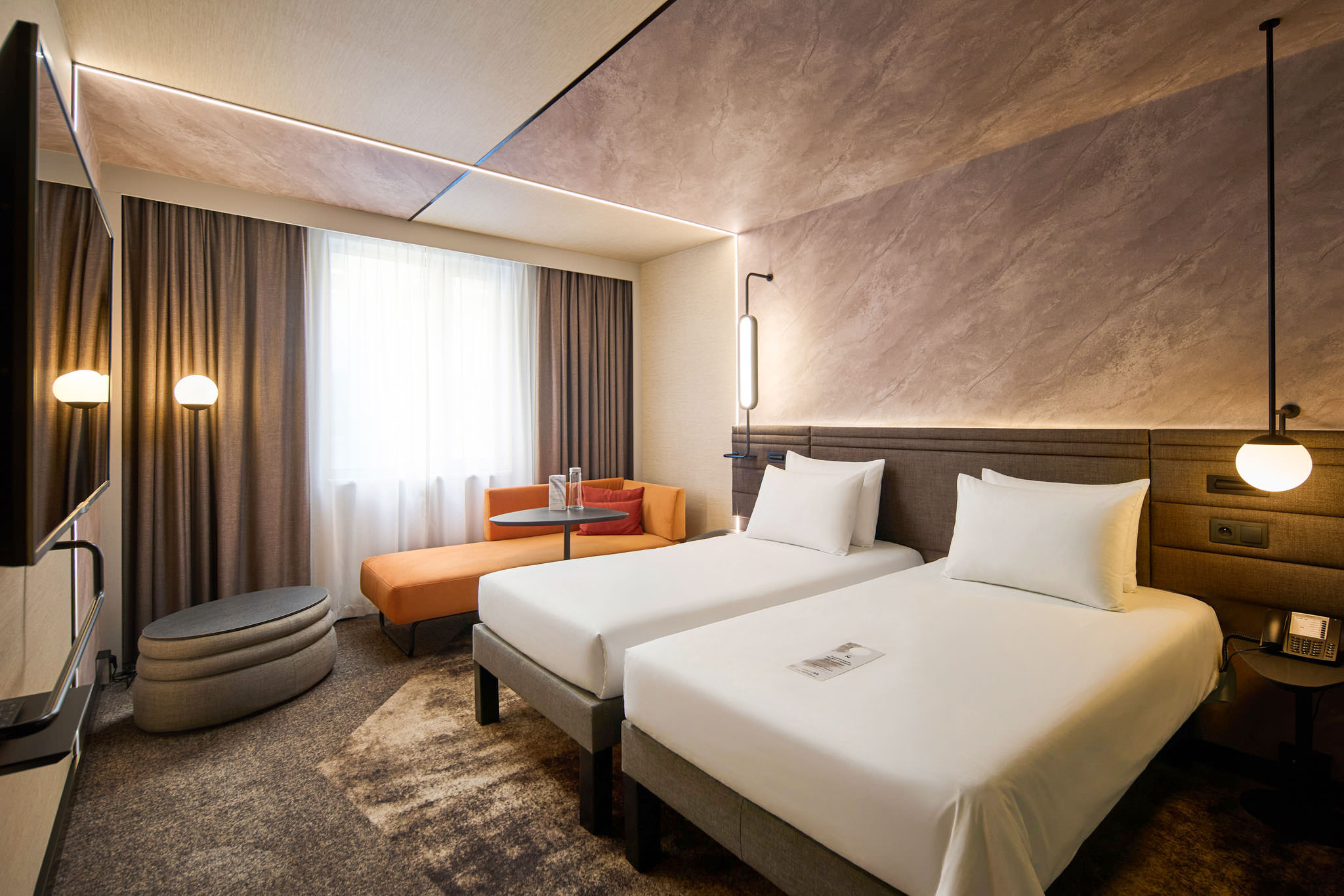 Standardowy pokój hotelowy Novotel w Pradze z dwoma łóżkami