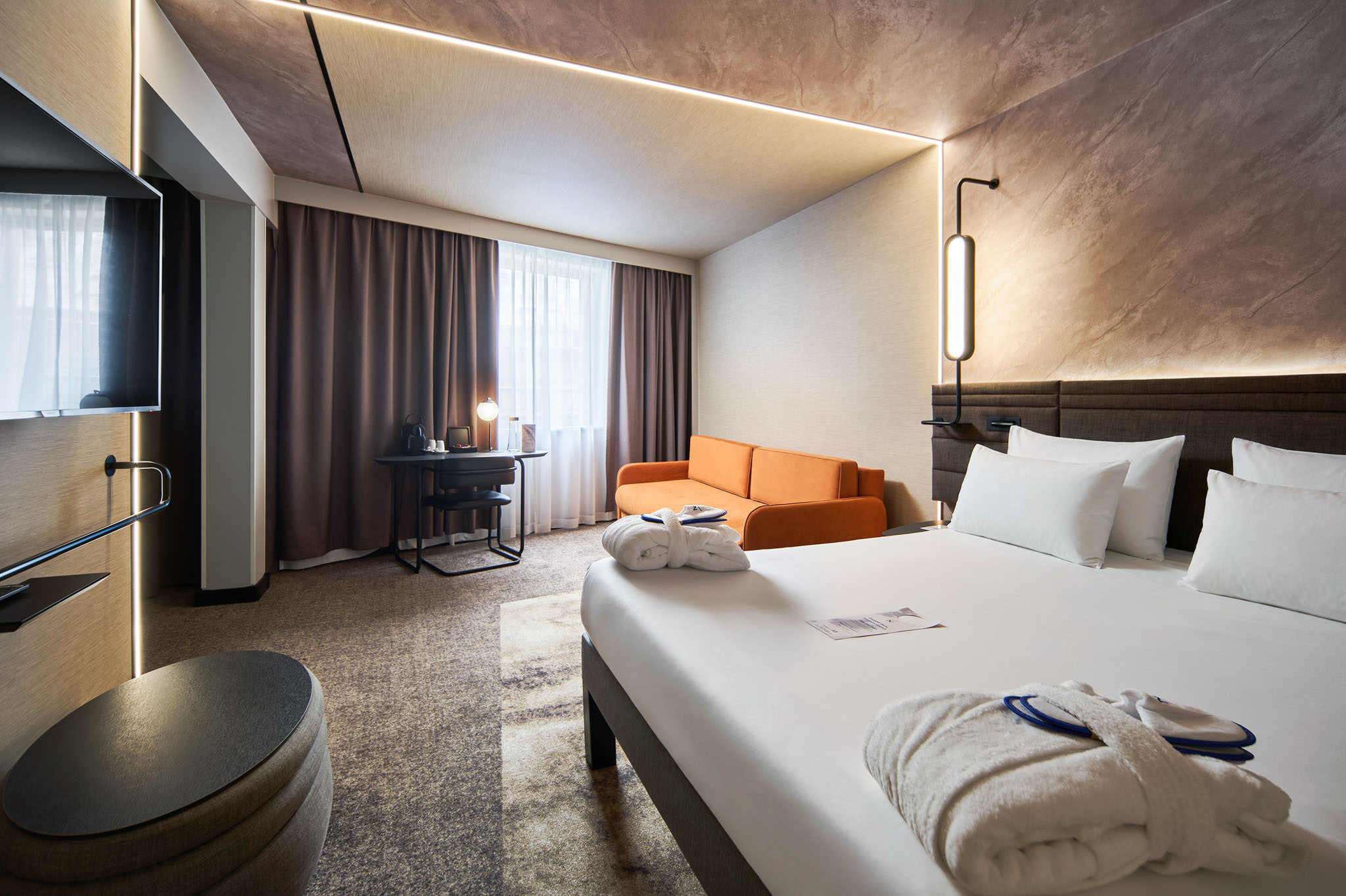 Strefa spania w pokoju hotelowym Novotel w Pradze